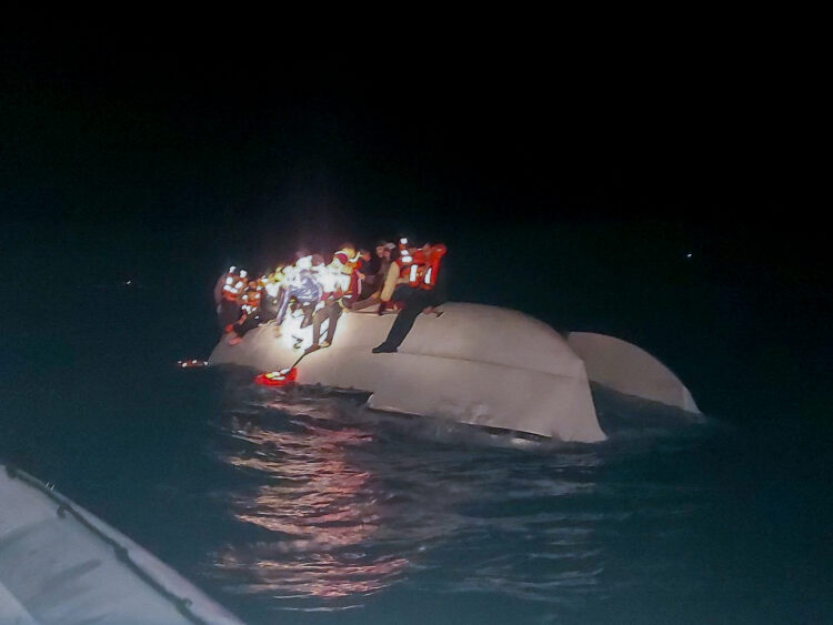 Νυχτερινή επιχείρηση διάσωσης δεκάδων μεταναστών νότια της Γαύδου