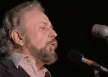 Η απαγγελία της «Ρωμιοσύνης» από τον Γιάννη Ρίτσο στην πρώτη επέτειο της Εξέγερσης του Πολυτεχνείου