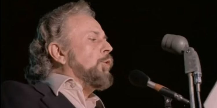 Η απαγγελία της «Ρωμιοσύνης» από τον Γιάννη Ρίτσο στην πρώτη επέτειο της Εξέγερσης του Πολυτεχνείου