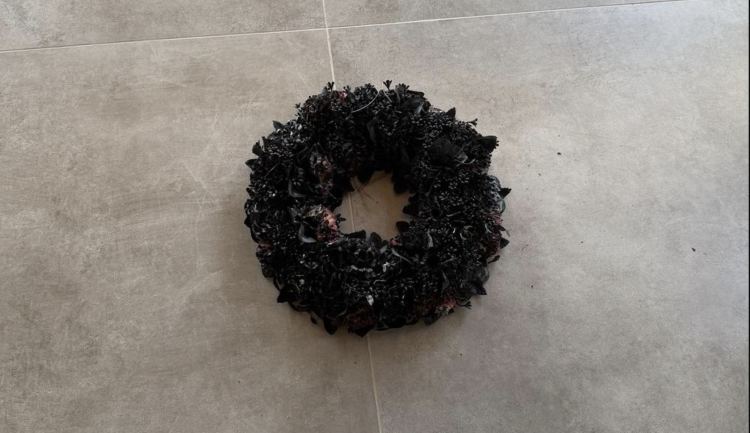 Έρευνα εν εξελίξει στη Ρόδο για τους δράστες με το μαύρο στεφάνι