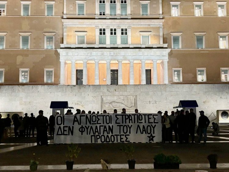 Ο Ρουβίκωνας στον Άγνωστο Στρατιώτη – Έριξαν χημικά τα ΜΑΤ (βίντεο)
