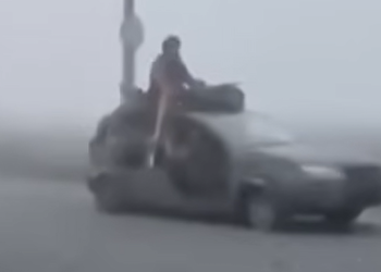 Εικόνες που θυμίζουν Mad Max στο μέτωπο του Ντονμπάς: Ρώσοι στρατιώτες εισβάλλουν με μηχανές μέσα στην ομίχλη