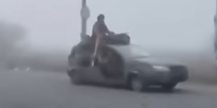 Εικόνες που θυμίζουν Mad Max στο μέτωπο του Ντονμπάς: Ρώσοι στρατιώτες εισβάλλουν με μηχανές μέσα στην ομίχλη