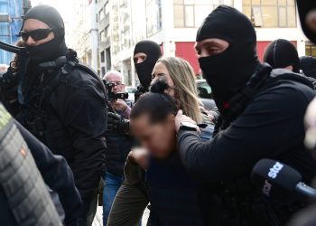 Σαλαμίνα: Στα δικαστήρια η 46χρονη – Σε ψυχιατρική κλινική ο γιος της 75χρονης μετά την ομολογία της συζύγου του