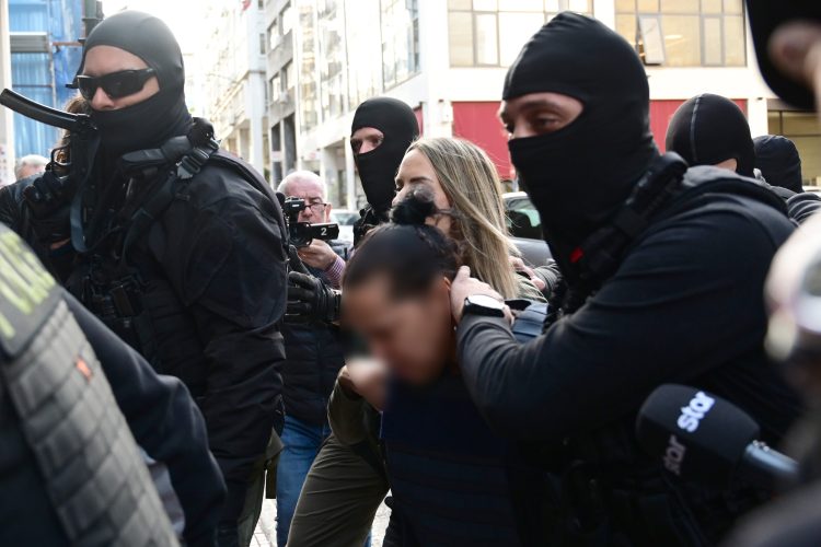 Σαλαμίνα: Στα δικαστήρια η 46χρονη – Σε ψυχιατρική κλινική ο γιος της 75χρονης μετά την ομολογία της συζύγου του