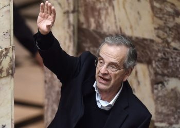 Η κυβέρνηση κρατά χαμηλά τη μπάλα με τον Αντώνη Σαμαρά αλλά ετοιμάζεται για αντεπίθεση