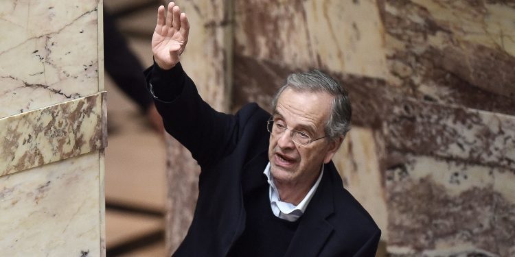 Η κυβέρνηση κρατά χαμηλά τη μπάλα με τον Αντώνη Σαμαρά αλλά ετοιμάζεται για αντεπίθεση