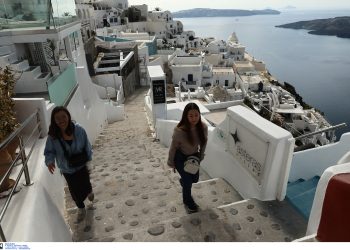 Ξεθωριάζει το τουριστικό θαύμα σε Μύκονο και Σαντορίνη;