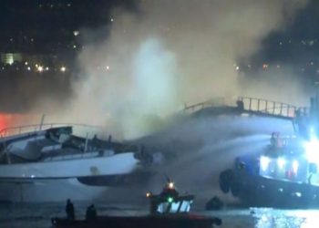 Τέσσερα σκάφη τυλίχτηκαν στις φλόγες στη Μαρίνα Ζέας – Βυθίστηκε το ένα