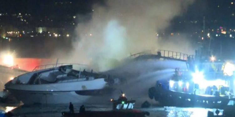 Τέσσερα σκάφη τυλίχτηκαν στις φλόγες στη Μαρίνα Ζέας – Βυθίστηκε το ένα