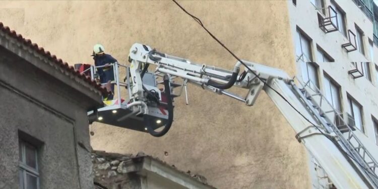 Φωτιά σε εγκαταλελειμμένο στο κέντρο Αθήνας