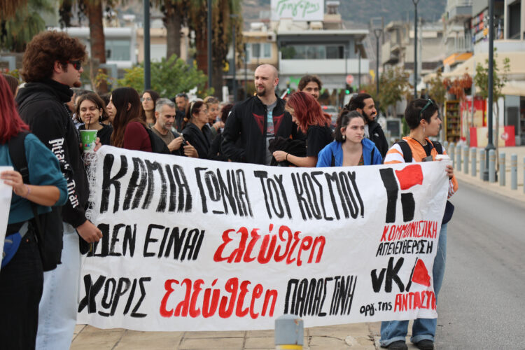 Σκηνές αστυνομικής βίας στη Σούδα: Διαδηλώτρια στο έδαφος από τα ΜΑΤ (βίντεο)