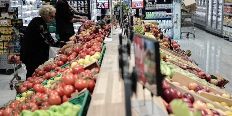 Προϋπολογισμός 2026: Κίνδυνος για νέο κύμα ακρίβειας από τις φουσκωμένες εισαγωγές – Υψηλότερες δαπάνες στα εξοπλιστικά