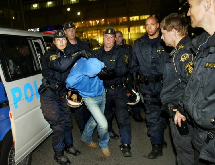 Συναγερμός στη Σουηδία: 50.000 άτομα συνδέονται με το οργανωμένο έγκλημα