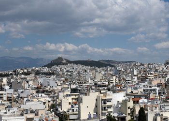 Καιρός: Συννεφιασμένη η Δευτέρα – Εβδομάδα με αφρικανική σκόνη και βροχές