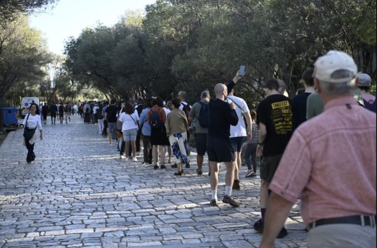 Πλάτη στην εστίαση από τουρίστες: Μειωμένος ο τζίρος παντού, μεγάλη χαμένη η Μύκονος