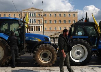 Τα τρακτέρ πολιορκούν το Μαξίμου και τρομάζουν την Κοινοβουλευτική Ομάδα της ΝΔ