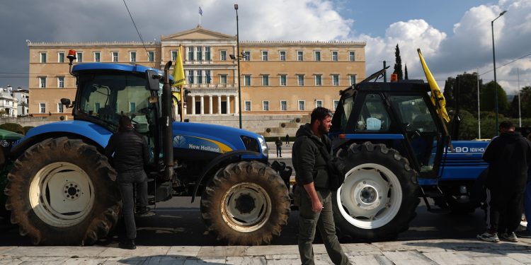 Τα τρακτέρ πολιορκούν το Μαξίμου και τρομάζουν την Κοινοβουλευτική Ομάδα της ΝΔ