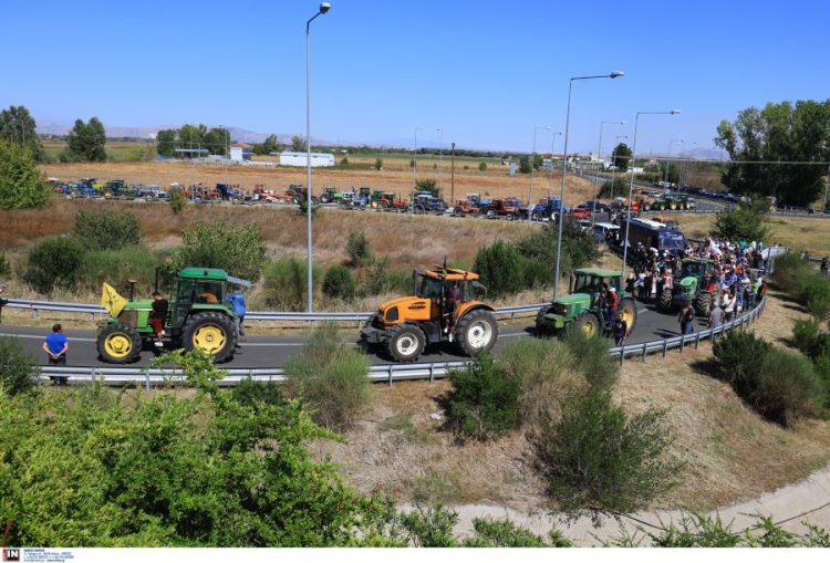 Πως οι αγρότες μπλόκαραν τον πρωθυπουργό στο αεροδρόμιο της Αλεξανδρούπολης (βίντεο)