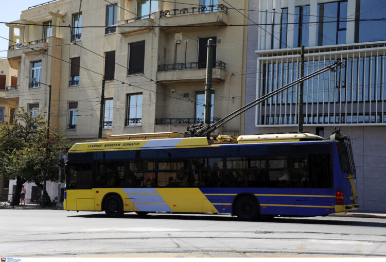 Φωτιά σε τρόλεϊ στο κέντρο της Αθήνας