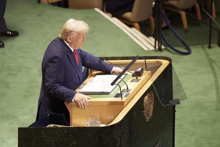 «Καίνε» τον Τραμπ emails του Έπσταϊν: «Ήξερε για τα κορίτσια»