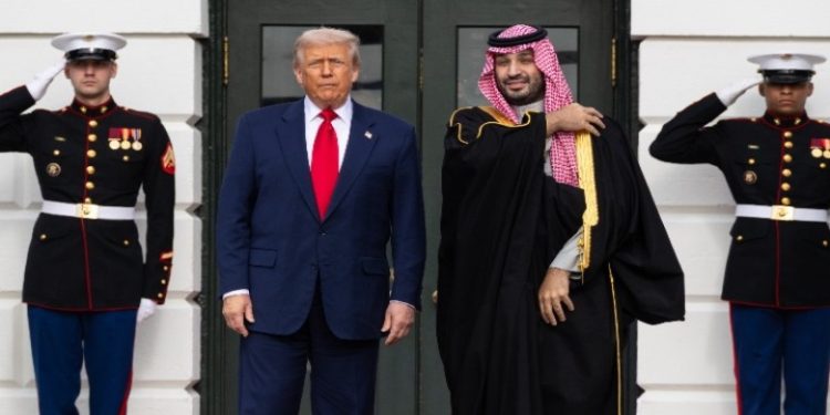 Διμερείς συμφωνίες από «χρυσάφι» ΗΠΑ-Σαουδικής Αραβίας μετά τη συνάντηση Τραμπ – Μπιν Σαλμάν στον Λευκό Οίκο
