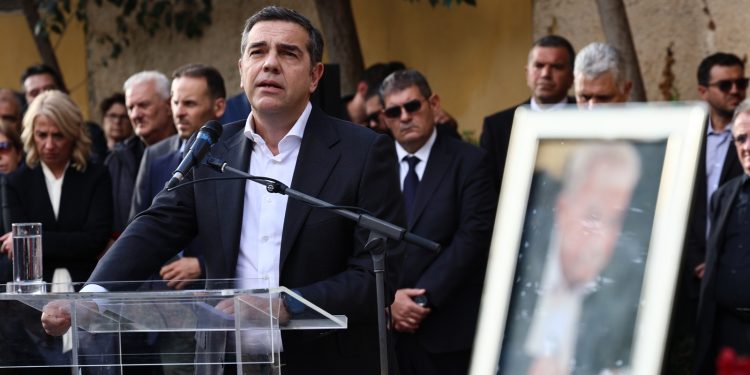 «Καλό σου ταξίδι αγαπημένε μας παππού Αλέκο»: Ο συγκλονιστικός επικήδειος Τσίπρα για Φλαμπουράρη (βίντεο)