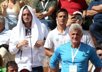 Τσιτσιπάς: Εγώ οδηγούσα την Lotus με 213 χλμ λέει ο πατέρας του – Η Τροχαία όμως;