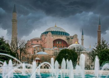 Τουρκικά ΜΜΕ: Σάλος για τα φορτηγά στην Αγία Σόφια (βίντεο)