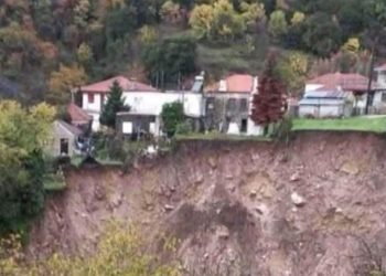 Κατολισθήσεις από την κακοκαιρία Adel: Σπίτια κρέμονται σε γκρεμό στα Τζουμέρκα