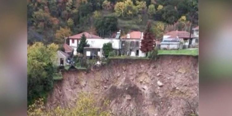 Κατολισθήσεις από την κακοκαιρία Adel: Σπίτια κρέμονται σε γκρεμό στα Τζουμέρκα