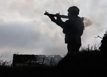 Ένας νεκρός και 15 τραυματίες σε «μαζική» επίθεση της Ρωσίας στο Κίεβο