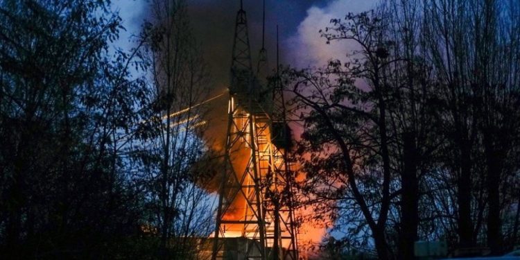 Ρωσικό σφυροκόπημα στο Κίεβο με δύο νεκρούς ενώ συνεχίζεται η συζήτηση για το ειρηνευτικό σχέδιο