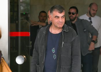 Στα άκρα η σχέση Βαξεβάνη – Τσίπρα μετά τα ασφαλιστικά μέτρα: «Ξέρει καλά που μένω, ας στείλει να με συλλάβουν»