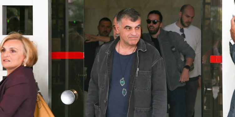 Στα άκρα η σχέση Βαξεβάνη – Τσίπρα μετά τα ασφαλιστικά μέτρα: «Ξέρει καλά που μένω, ας στείλει να με συλλάβουν»