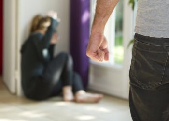 Ενδοοικογενειακή βία: Θύμα 1 στις 3 γυναίκες στον κόσμο – Αυξήθηκαν τα περιστατικά στην Ελλάδα