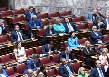 Νέο αντάρτικο 11 «γαλάζιων» βουλευτών με ερώτηση για τις τιμές στο ρεύμα