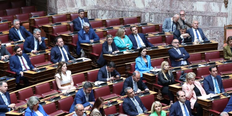 Νέο αντάρτικο 11 «γαλάζιων» βουλευτών με ερώτηση για τις τιμές στο ρεύμα