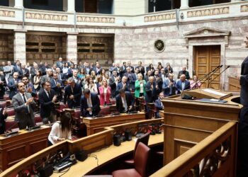 Όπισθεν ολοταχώς από την κυβέρνηση μετά το αντάρτικο των γαλάζιων βουλευτών