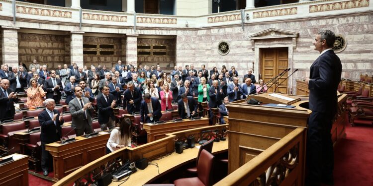 Όπισθεν ολοταχώς από την κυβέρνηση μετά το αντάρτικο των γαλάζιων βουλευτών