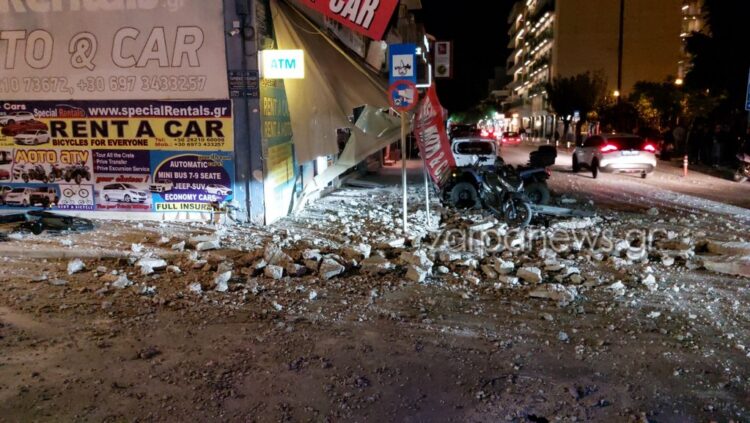 Χανιά: Τι συνέβη όταν μπαλκόνια πολυκατοικίας έπεσαν σε κεντρικό δρόμο! (βίντεο)