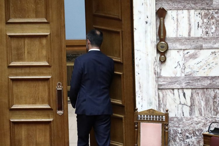 Με το βλέμμα στην… πόρτα εξόδου από τη ΝΕΑΡ ο Αλέξης Χαρίτσης