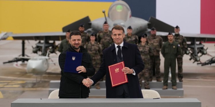 Εκατό Rafale από τη Γαλλία παρήγγειλε η Ουκρανία – Ιστορική συμφωνία Μακρόν και Ζελένσκι