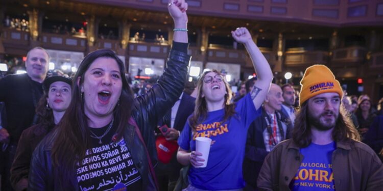 Στο «κενό» οι απειλές Τραμπ: Ο Μαμντάνι νέος Δήμαρχος Νέας Υόρκης με 50,4%