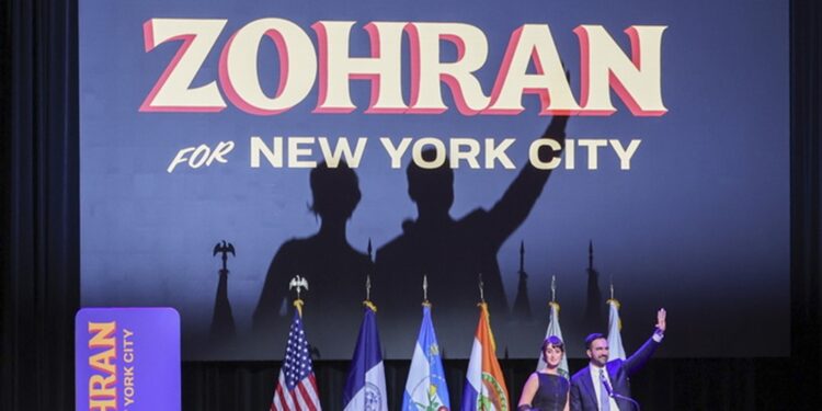 «Κόκκινος τρόμος» στους συντηρητικούς των ΗΠΑ για τη νίκη Μαμντάνι: Με σφυροδρέπανα το πρωτοσέλιδο της NY Post