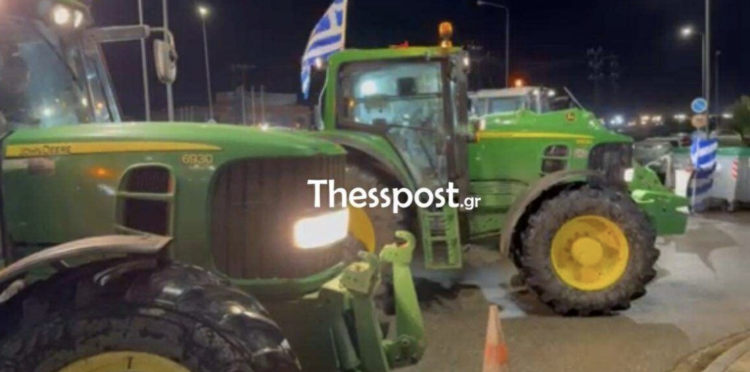 Αλεξανδρούπολη: Πάνω στα τρακτέρ, οι αγρότες «πολιορκούν» το αεροδρόμιο