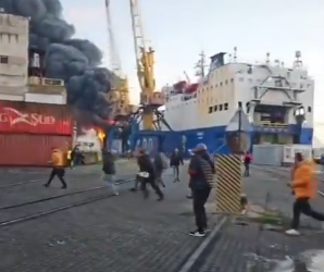 Οδησσός: Τουρκικό πλοίο στις φλόγες μετά από ρωσική επίθεση (βίντεο)