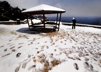 Τα χιόνια έφτασαν στην Αττική, έκλεισε ο δρόμος για Πάρνηθα (βίντεο)