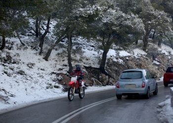 «Λευκή» η Πάρνηθα παραμονή Πρωτοχρονιάς (βίντεο)