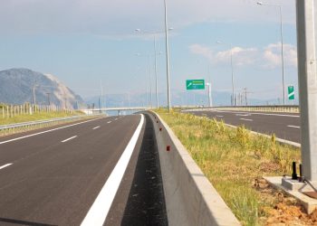 Σοβαρό τροχαίο στην Ιονία Οδό: Ανατράπηκε νταλίκα (βίντεο)